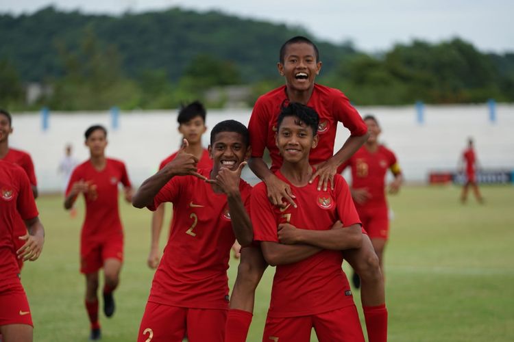 Para pemain timnas U-15 Indonesia merayakan gol ke gawang Myanmar pada laga terakhir penyisihan Grup A Piala AFF U-15, di Lapangan Latihan Chonburi, Minggu (4/8/2019) sore WIB.