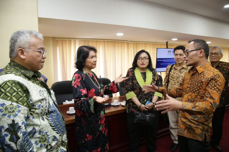 Menteri Ketenagakerjaan (Menaker) M. Hanif Dhakiri beserta Komite Pelatihan Vokasi Nasional (KPVN) melakukan pertemuan dengan CEO Human Resource Development Fund (HRDF) di Malaysia.