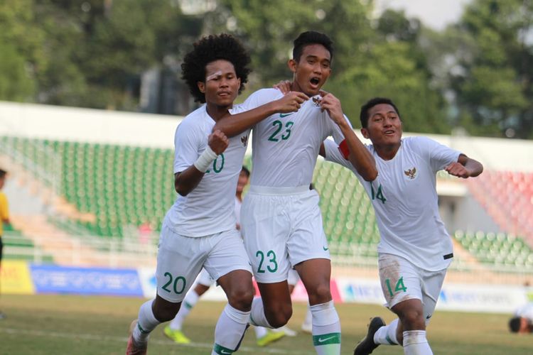 Para pemain timnas U-18 Indonesia merayakan gol ke gawang Myanmar pada pertandingan yang berlangsung di Stadion Thong Nhat pada Rabu (14/8/2019) sore.