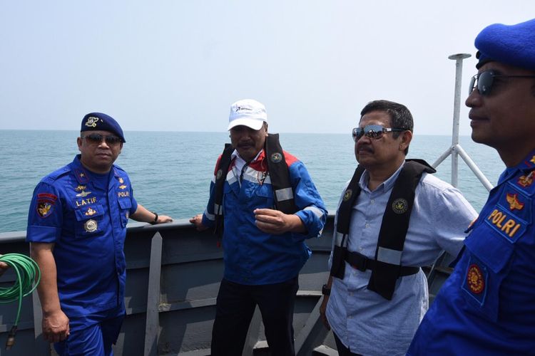 SVP HSSE Korporat Pertamina Lelin Eprianto (Kedua Kiri) Bersama dengan Dirpolairud Korpolairud Baharkam Polri Brigjen Pol Lotharia Latif (Kiri) saat melakukan Peninjauan di Salah satu Pulau di Kepulauan Seribu, Jakarta pada Kamis (15/8/2019). 
