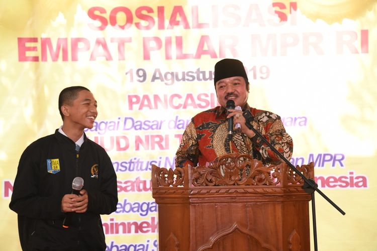Ketua Badan Anggaran MPR RI Idris Laena mengatakan semua kelompok dan suku-suku yang ada di Indonesia harus saling menghormati satu dengan yang lainnya, Senin (19/8/2919).