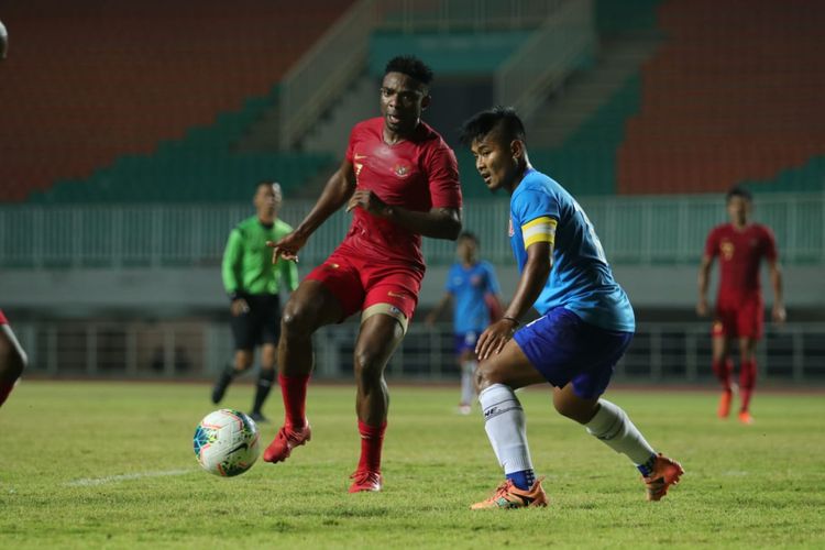 Laga uji coba antara timnas Indonesia melawan Persika Karawang, di Stadion Pakansari, Cibinong, Kabupaten Bogor, Minggu (25/8/2019) malam.