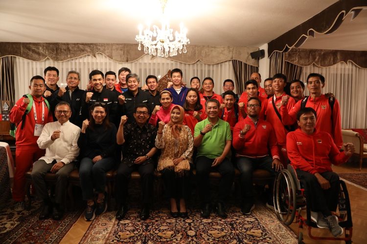 Tim bulu tangkis Indonesia dan para-badminton saat berada di Bern, Swiss untuk menghadiri undangan makan malam bersama Duta Besar Republik Indonesia di Swiss, Muliaman Darmansyah Hadad, pada Minggu (25/8/2019).