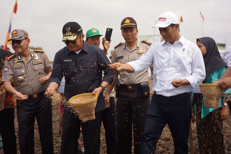Menteri Pertanian Andi Amran Sulaiman dan Gubernur Sulawesi Selatan Herman Deru menabur benih di Kabupaten Banyuasin, Rabu (28/8/2019).