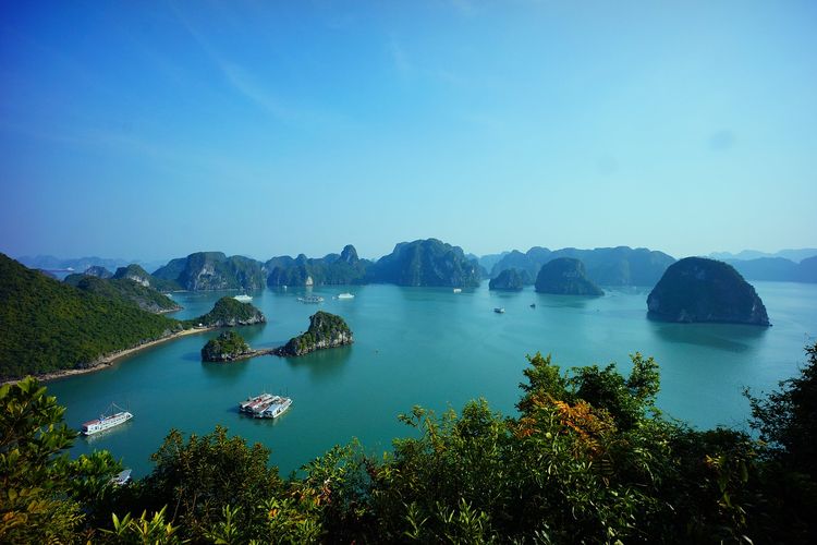 Teluk Halong merupakan situs warisan dunia yang dinobatkan menjadi destinasi wisata terindah di Benua Asia.