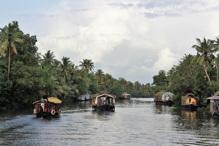 Kerala Backwaters merupakan salah satu destinasi di India yang menawarkan menginap di dalam perahu dan menjadi destinasi wisata terindah di Asia.