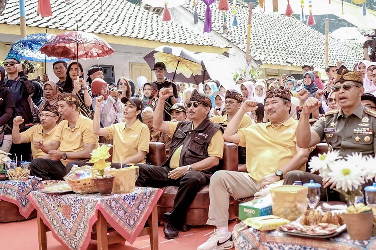 Menteri Pariwisata Arief Yahya saat melakukan kunjungan kerja ke Desa Adat Polu, Garut, Jawa Barat, Senin (3/9/2019).