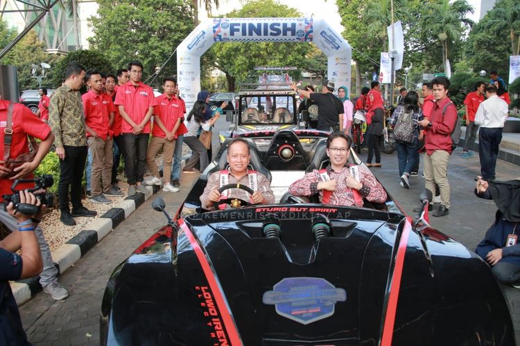 Menristekdikti saat menutup rangkaian kegiatan Jambore Kendaraan Listrik Nasional yang dilakukan Institut Teknologi Sepuluh Nopember (ITS) di Gedung Badan Pengkajian dan Penerapan Teknologi (BPPT), Jakarta (3/9/2019).