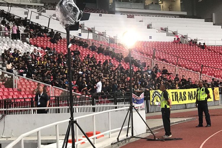 Pendukung tim nasional Malaysia masuk lebih awal ke Stadion Utama Gelora Bung Karno, Senayan, Jakarta, pada Kamis (5/9/2019) sore.