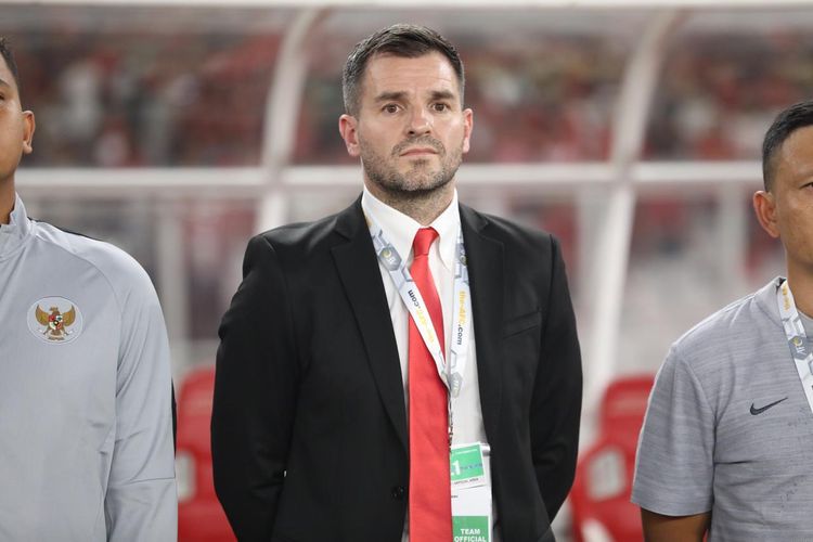 Pelatih timnas Indonesia Simon McMenemy saat menyaksikan skuad asuhannya pada laga Indonesia vs Malaysia di Stadion Utama Gelora Bung Karno (SUGBK), Kamis (9/5/2019).