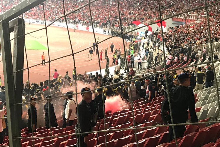 Suporter tim nasional Malaysia dilempari cerawat oleh pendukung tuan rumah Indonesia di Stadion Utama Gelora Bung Karno, Senayan, Jakarta, Kamis (5/9/2019).