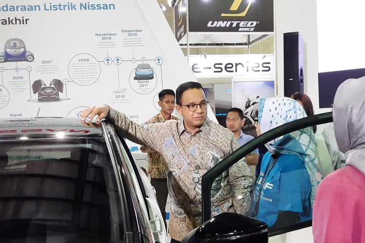 Anies Baswedan menyambangi helatan Indonesia Electric Motor Show (IEMS) 2019, Jakarta, Kamis (5/9/2019).