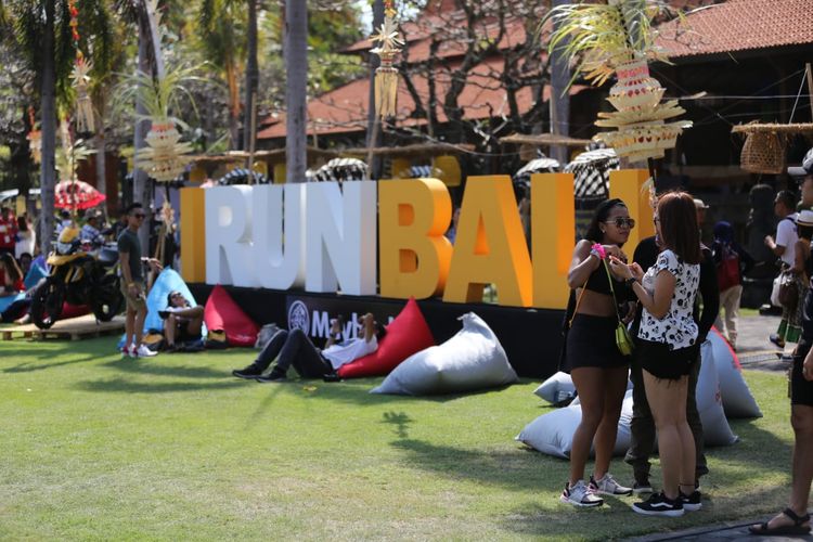 Keramaian menjelang ajang Bali Marathon terasa, khususnya di Wantilan, Taman Bhagawan, Tanjung Benoa, Nusa Dua. Mulai Jumat (6/9/2019)-Sabtu (7/9/2019), lokasi itu dijadikan sebagai tempat pengambilan paket lomba (race pack collection). 
