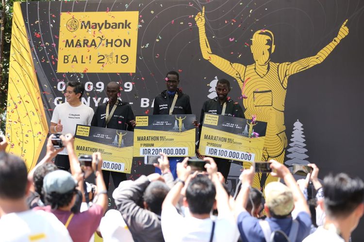 Pelari asal Kenya, Kirui Simon Kiprugut (tengah), berhasil menjadi juara dalam gelaran Maybank Marathon Bali 2019 untuk kategori Marathon Open Man.