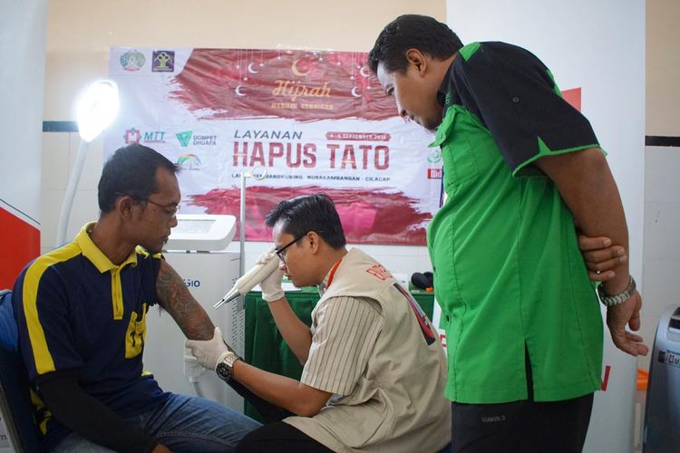 Dompet Dhuafa menyalurkan bantuan 100 Alquran dan fasilitas penghapusan tato bagi para narapidana Lembaga Pemasyarakatan (LP) Kelas IIA Kembang Kuning, Nusa Kambangan, Cilacap Jawa Tengah, Rabu (4/9/2019).