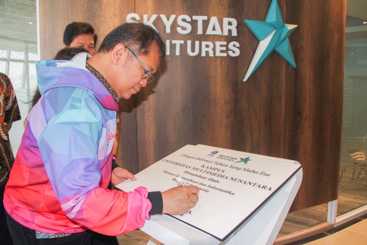 Menkominfo Rudiantara didampingi Bupati Tangerang Ahmed Zaki Iskandar meresmikan perluasan Tech Incubator Skystar Ventures berlokasi di lantai 11, New Media Tower Universitas Multimedia Nusantara (UMN) pada (06/09/2019).