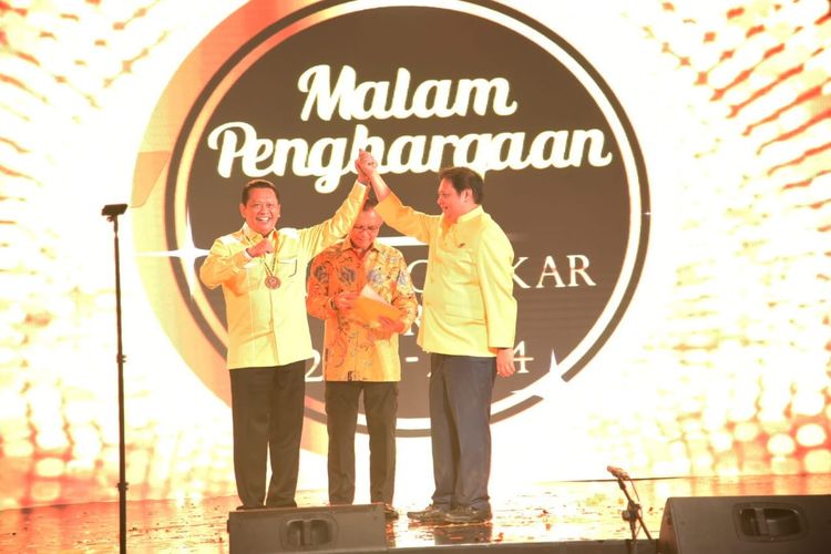 Ketua Umum Partai Golkar Airlangga Hartarto memberikan penghargaan kepada Wakil Koordinator Bidang Pratama Golkar Bambang Soesatyo di acara Malam Penghargaan Partai Golkar, di Ballroom Hotel Ritz Carlton Mega Kuningan, Minggu (15/9/2018) malam.