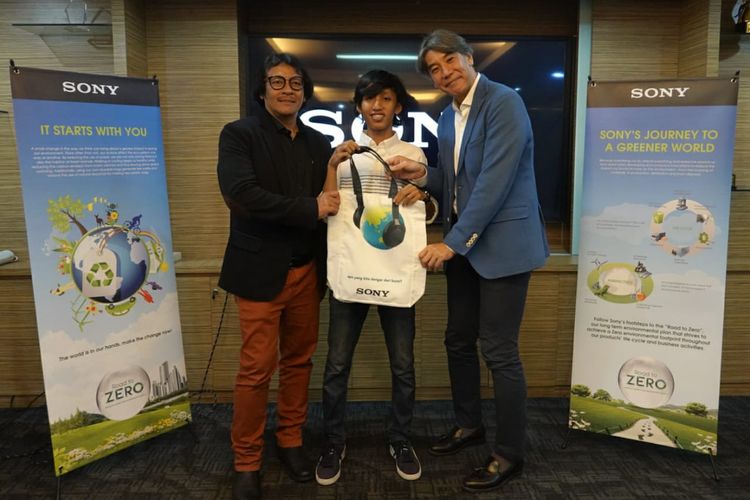 Dari kiri ke kanan, Director of Partnership WWF Indonesia Ade Swargo Mulyo, desainer Langit Diwangkara dan President Director, PT Sony Indonesia Kazuteru Makiyama