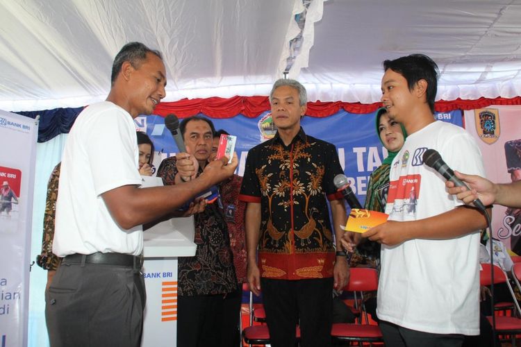 Gubernur Jawa Tengah Ganjar Pranowo menyaksikan pemakaian Kartu Tani di Klaten, Jawa Tengah.