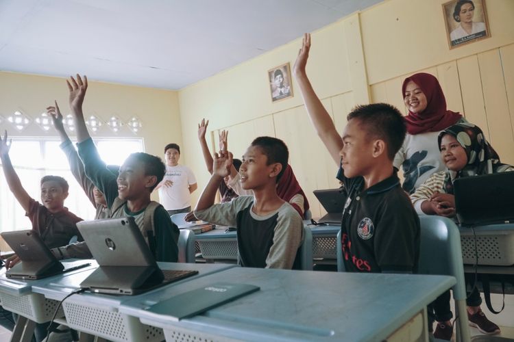Cakap berkolaborasi dengan Bawah Anambas Foundation (BAF) dalam upaya meningkatkan kualitas pendidikan bahasa Inggris bagi siswa sekolah menengah di Desa Kiabu Kabupaten Kepulauan Anambas.