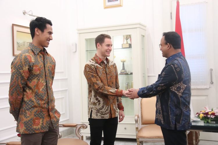 Pebalap Indonesia, Sean Gelael (kiri), bersama Stoffel Vandoorne (pebalap Formula E dari Belgia), menemui Gubernur DKI Jakarta, Anies Baswedan, di Balaikota DKI Jakarta, Selasa (12/11/2019).