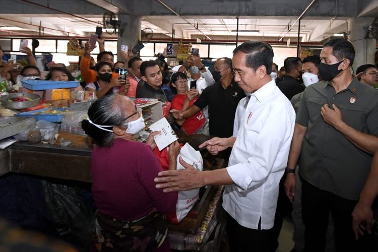 Presiden Joko Widodo mengunjungi Pasar Badung, Kabupaten Badung, Provinsi Bali, Kamis (17/11/2022) untuk meninjau harga dan ketersediaan bahan pangan di pasar. Dalam keterangannya usai meninjau, Presiden mengatakan bahwa peninjauan tersebut dilakukan guna melihat secara langsung kondisi di pasar, sehingga kebijakan yang diambil oleh pemerintah dapat menyesuaikan dengan kondisi yang ada. 