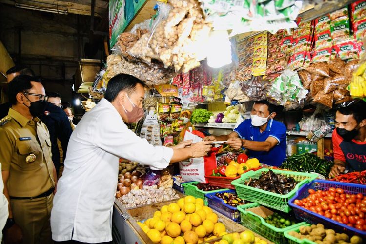 Presiden Joko Widodo membagikan bantuan sosial (bansos) bagi penerima manfaat dan pedagang di sejumlah pasar di Kabupaten Bogor dan Kota Bogor pada Kamis (21/4/2022). 