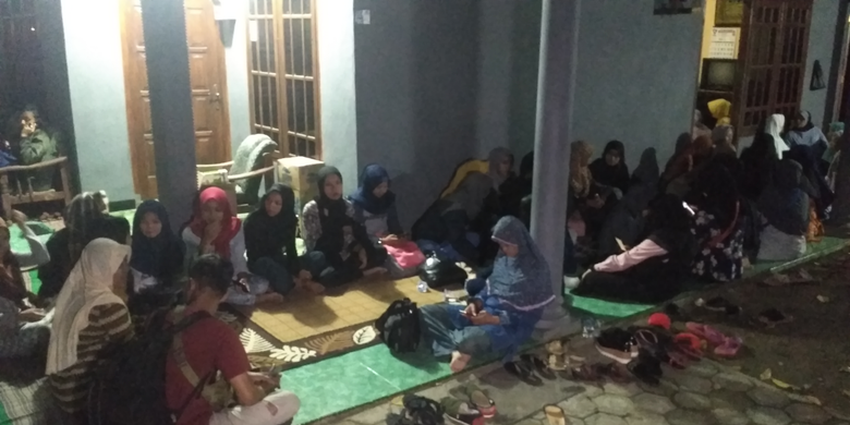 Suasana di rumah duka almarhum Budi Hartanto di Kelurahan Tamanan, Kota Kediri, Jawa Timur, Rabu (3/4/2019) malam. Budi menjadi korban pembunuhan dan jenazahnya ditemukan di dalam koper di pinggir sungai Desa Karanggondang, Blitar.