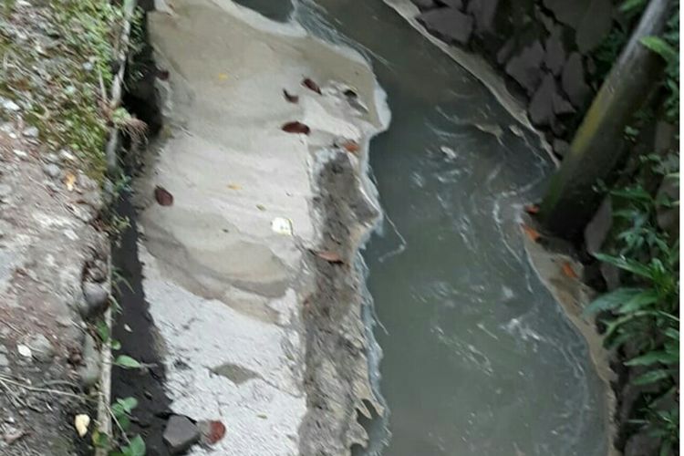 Saluran air di Perumahan Mekar Sari, Depok, Senin (13/5/2019).