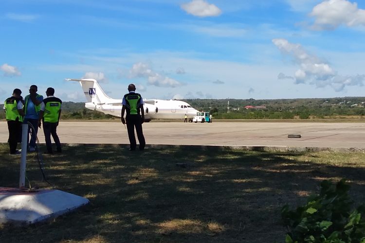 Jenazah Bupati Ende Marselinus YW Petu diberangkatkan dari Bandara El Tari Kupang menuju Kabupaten Ende, dengan menggunakan pesawat pribadi milik Gubernur NTT Viktor Bungtilu Laiskodat, Minggu (26/5/2019)