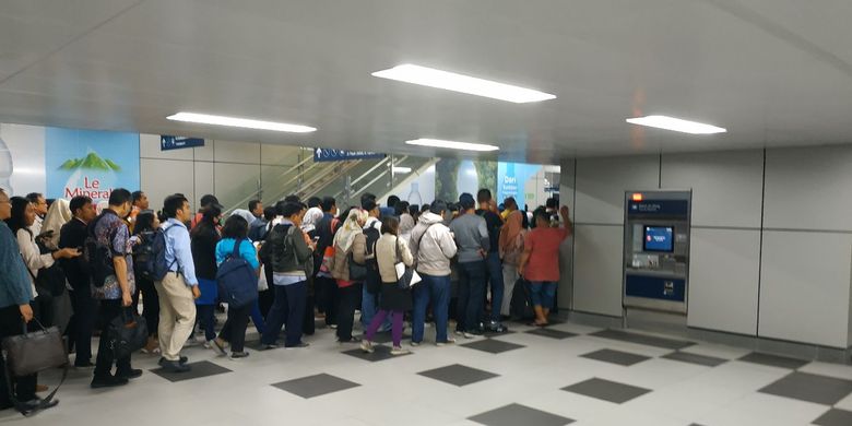Penumpang MRT mengantre keluar di gerbang pembayaran Stasiun MRT Lebak Bulus, Jakarta Selatan pada Senin (1/4/2019).