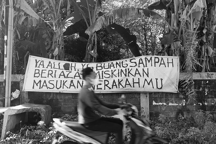 Salah satu tulisan peringatan kepada pembuang sampah sembarangan di Jalan Lurah Disah, Ciputat, Tangerang Selatan, Banten, Kamis (6/1/2022).
KOMPAS/BUDI SUWARNA (BSW)
06-01-2022