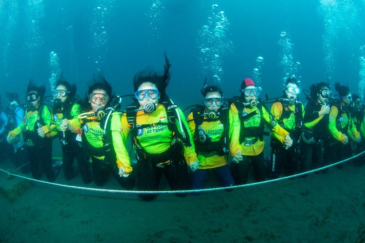 Wanita Selam Indonesia (WASI) kembali pecahkan dua Guinness World Records (GWR) atau rekor dunia, Sabtu (3/8/2019). Kedua rekor dunia itu adalah penyelam massal sebanyak 3.131 orang, dan pembentangan bendera merah putih 1.014 meter persegi. Sebelumnya, WASI berhasil memecahkan rekor penyelam terpanjang sebanyak 578 dalam waktu 9 menit 51 detik, Kamis (1/8/2019).