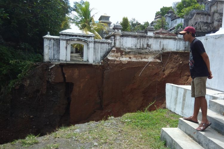 Makam Raja Imogiri, Bantul, Yogyakarta, Mengalami Longsor 