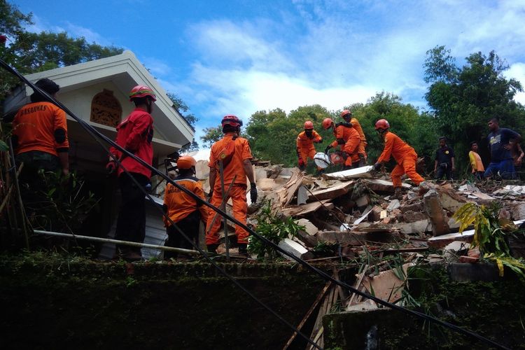 Petugas Melakukan Pencarian Korban Tanah Longsor di Imogiri, Bantul, Yogyakarta Senin (18/3/2019) siang