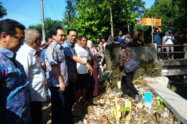 Gubernur DIY Sri Sultan Hamengku Buwono X mengunjungi Dusun Gejayan, Desa Girirejo, Kecamatan Imogiri, Bantul, Jumat (22/3/2019)
