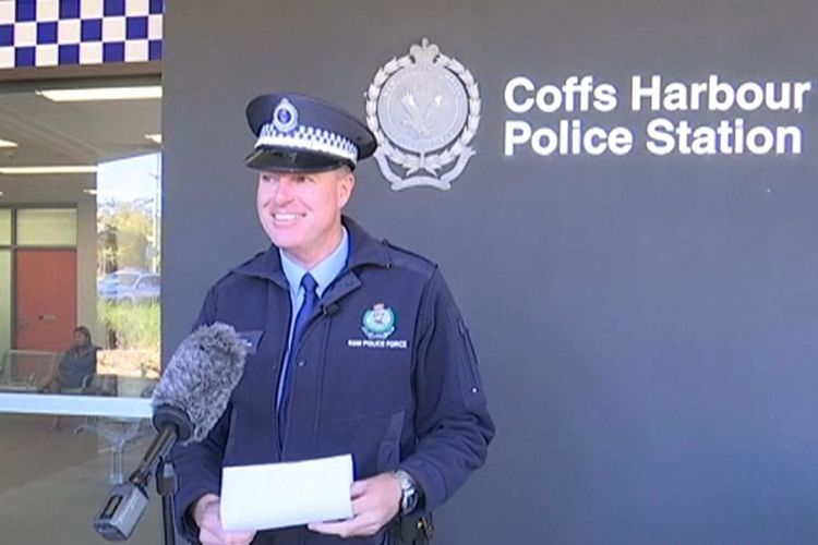 Penjabat Inspektur Polisi Coffs Harbour Darren Williams ketika memberi keterangan polisi terkait empat bocah yang ketahuan menyetir mobil di Australia.
