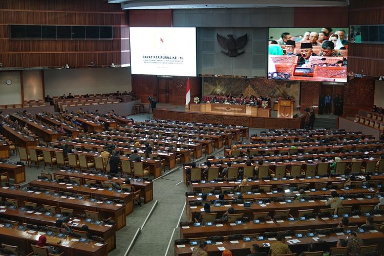 Rapat Paripurna ke-16 Masa Persidangan IV DPR, di Kompleks Parlemen, Senayan, Jakarta, Rabu (8/6/2019).