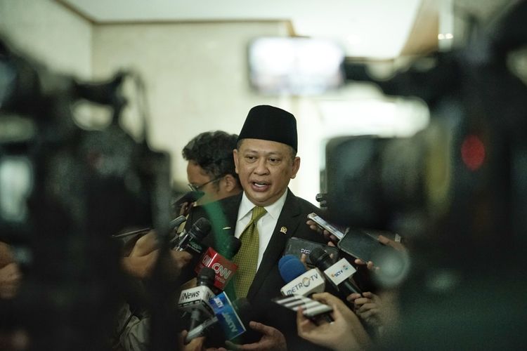 Ketua DPR Bambang Soesatyo seusai menghadiri Rapat Paripurna ke-16 Masa Persidangan IV DPR, di Kompleks Parlemen, Senayan, Jakarta, Rabu (8/6/2019).
