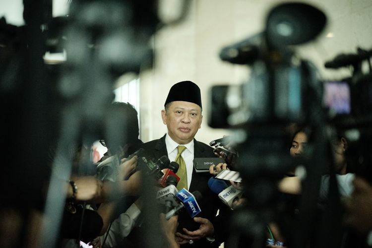 Ketua DPR RI Bambang Soesatyo seusai menghadiri Rapat Paripurna ke-16 pembukan Masa Persidangan V DPR, di Kompleks Parlemen, Senayan, Jakarta, Rabu (8/5/2019). 