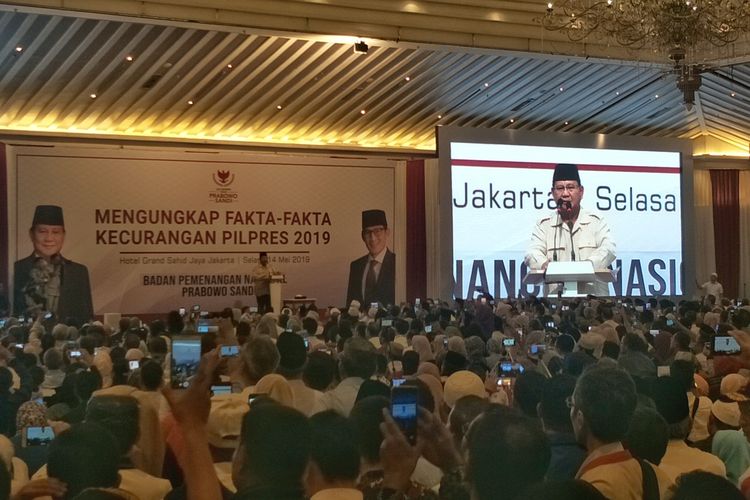 Calon presiden nomor urut 02 Prabowo Subianto saat berbicara dalam acara Mengungkap Fakta-Fakta Kecurangan Pilpres 2019 di Hotel Grand Sahid Jaya, Jakarta Pusat, Selasa (14/5/2019).