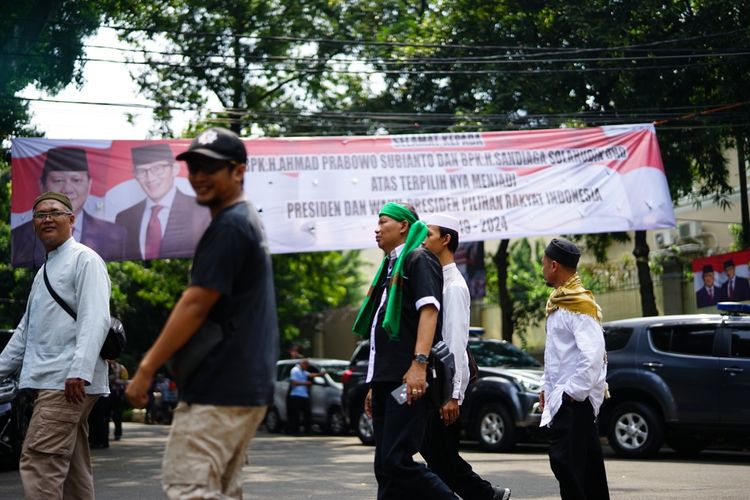 Pendukung Prabowo-Sandiaga mulai berdatangan di kediaman Prabowo, Jalan Kertanegara, Jakarta Selatan, Rabu (22/5/2019).