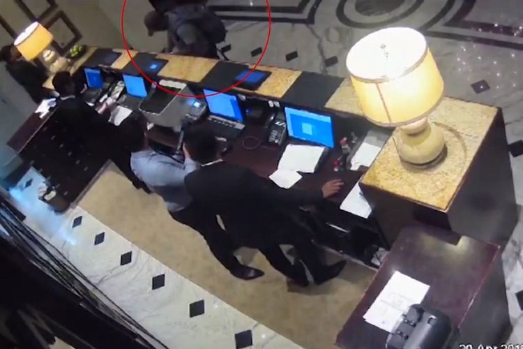 Dalam potongan rekaman CCTV, lingkaran merah menunjukkan sosok yang diduga sebagai pelaku bom bunuh diri ketika check in di Hotel Kingsbury Colombo, Sri Lanka, sebelum beraksi keesokan harinya (21/4/2019).