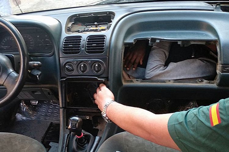 Polisi perbatasan Maroko dan Spanyol mengamankan seorang migran yang ketahuan bersembunyi di dalam dasbor mobil.