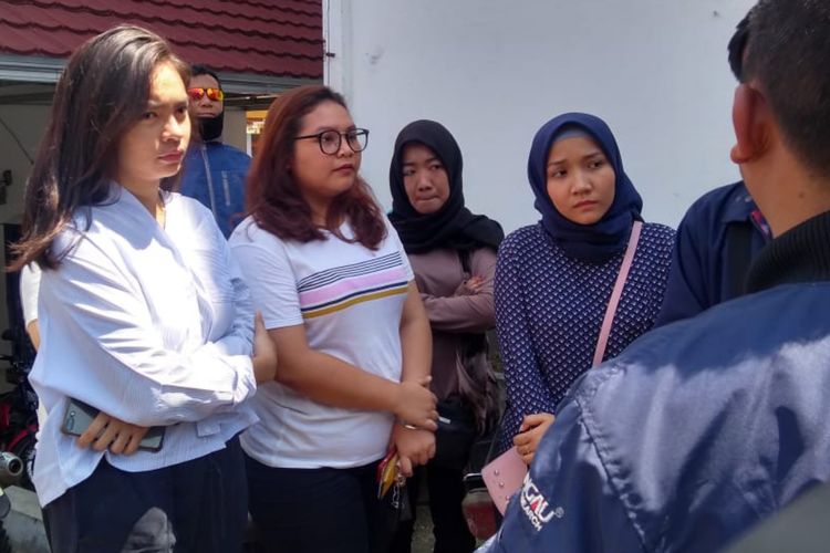 Mahasiswi Unpad asal Medan sedih karena tidak bisa memilih di wilayah Jatinangor, Sumedang, Jawa Barat, Rabu (17/4/2019). 
