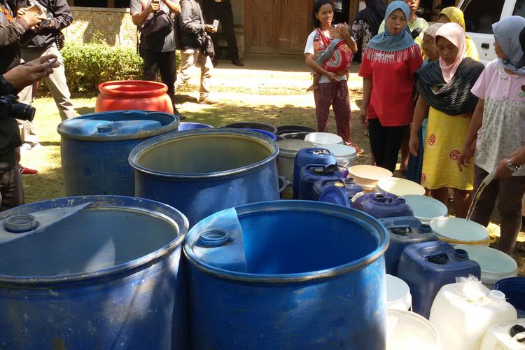 Kekeringan melanda Dusun Ngaglik, Desa Purwosari, Kecamatan Girimulyo, Kulon Progo, DI Yogyakarta. Beberapa instansi mulai menyalurkan air bersih bagi warga yang membutuhkan.