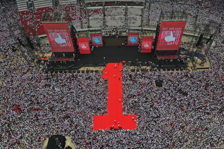 Foto aerial suasana Konser Putih Bersatu di Stadion Utama GBK, Jakarta, Sabtu (13/4/2019). Konser itu merupakan kampanye akbar untuk memenangkan pasangan Capres-Cawapres nomor urut 01 Jokowi-Amin.
