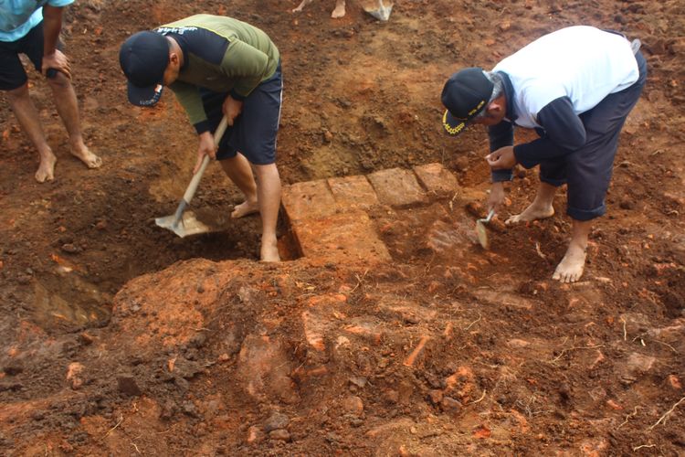 Struktur bangunan baru ditemukan dalam proses ekskavasi situs purbakala di proyek Tol Pandaan-Malang seksi 5 kilometer ke-37 Desa Sekarpuro, Kecamatan Pakis, Kabupaten Malang, Kamis (14/3/2019)