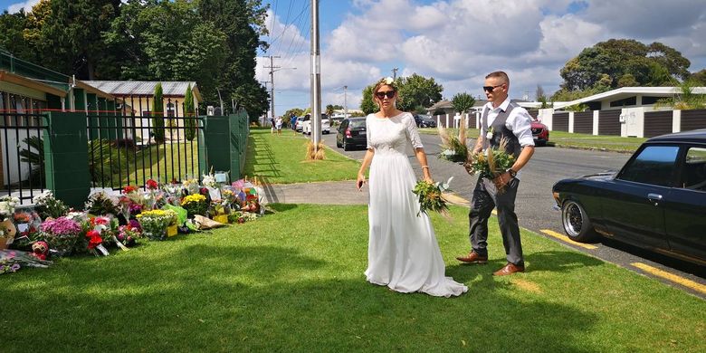 Kellie (kiri) dan Reece Campbell menaruh bunga di Masjid Tauranga sebagai wujud penghormatan atas tragedi aksi teror di masjid Christchurch, Selandia Baru, Jumat (15/3/2019).