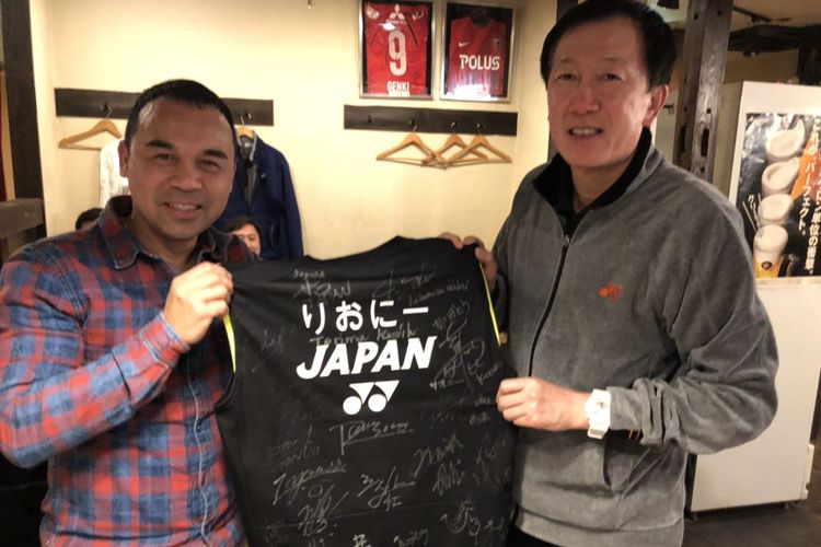 Rionny Mainaky saat berfoto dengan pelatih kepala tim nasional bulu tangkis Jepang, Park Joo-bong. Ia mendapatkan kaos timnas Jepang yang ditandatangani para pemain nasional Jepang.